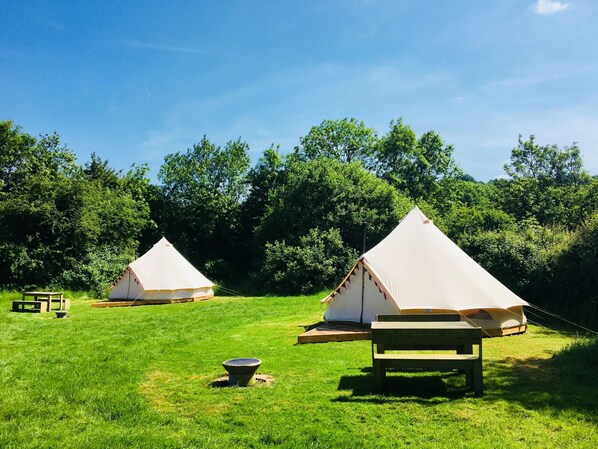 Tienda de campaña romántica, 1 cama matrimonial, chimenea, vista al jardín | Decoración personalizada, muebles diferentes, wifi y ropa de cama 