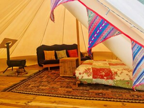 Tienda de campaña romántica, 1 cama matrimonial, chimenea, vista al jardín | Decoración personalizada, muebles diferentes, wifi y ropa de cama 