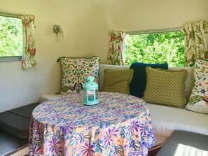 Habitación doble clásica, 1 cama matrimonial, para no fumadores | Servicio a la habitación