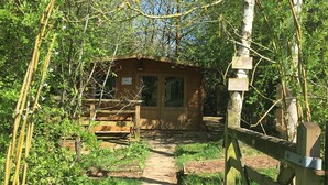 Eine Holzhütte mit einer Holzdiele und einem Schild, das es als Picknickbereich kennzeichnet.