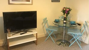 Breakfast area - Church Road Apartment (Oxford)