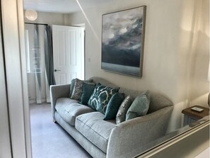Apartment, 2 Bedrooms | Living room | Flat-screen TV - Courtyard Cottage (Oxford)