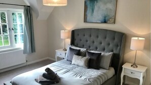 Apartment, 2 Bedrooms | 2 bedrooms, WiFi (free), bed sheets - Courtyard Cottage (Oxford)