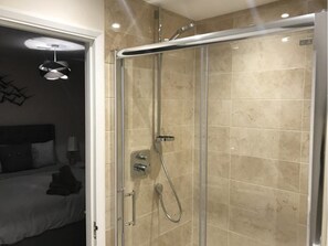 Apartamento, 2 quartos | Banheiro | Banheira e chuveiro separados, toalhas de banho