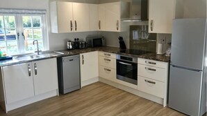 Apartment, 2 Bedrooms | Private kitchen | Fridge, microwave, oven, stovetop - Courtyard Cottage (Oxford)