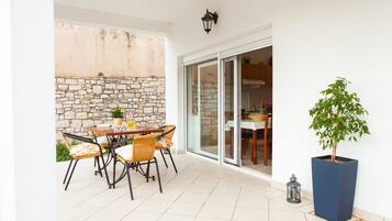 Apartment, 1 Bedroom, Terrace | Soundproofing, free WiFi, bed sheets