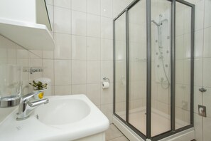 Apartamento, 2 quartos, terraço | Banheiro | Chuveiro, produtos de toalete grátis, secador de cabelo 