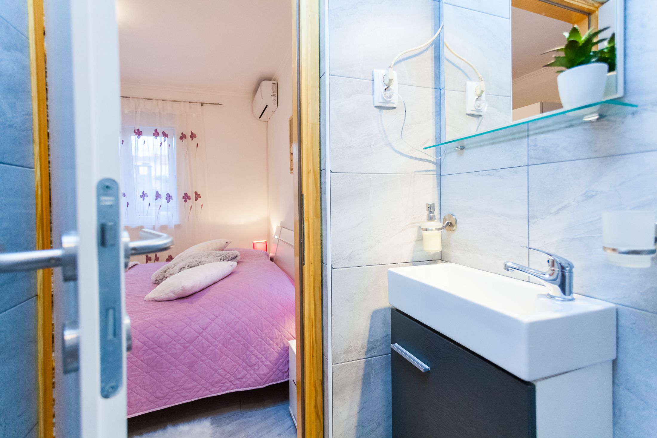 Double Room | Bathroom | Shower, free toiletries, hair dryer, towels