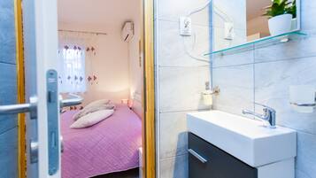 Double Room | Bathroom | Shower, free toiletries, hair dryer, towels