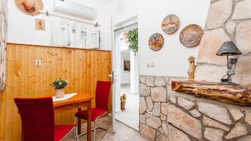 Apartment, 1 Bedroom, Garden View | In-room dining
