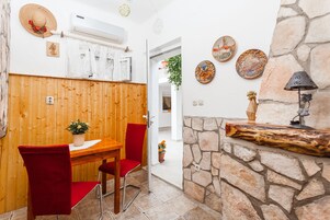 Apartment, 1 Bedroom, Garden View | In-room dining
