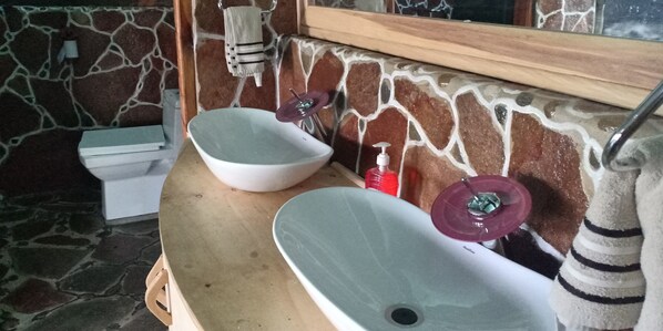 Habitación cuádruple | Baño | Ducha, artículos de higiene personal gratuitos y toallas
