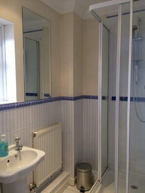 Apartment, 2 Bedrooms | Bathroom | Bathtub, free toiletries, towels - Harcourt House Apartment (Oxford)