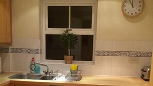 Appartement, 2 slaapkamers | Privékeuken | Een koelkast, een magnetron, een oven, een kookplaat