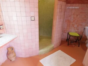 Ducha, artículos de higiene personal gratuitos y secador de pelo