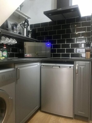 Apartment, 1 Bedroom | Private kitchen | Full-size fridge, microwave, stovetop, electric kettle