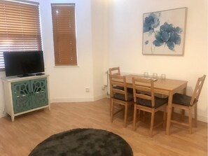Apartment, 1 Bedroom | In-room dining
