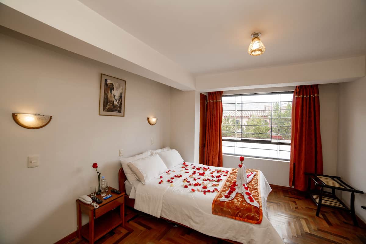 Habitación con 1 cama matrimonial o 2 individuales, 2 camas individuales | Escritorio, cortinas blackout y tabla de planchar con plancha