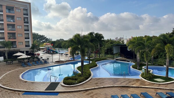 5 binnenzwembaden, een buitenzwembad en parasols bij het zwembad