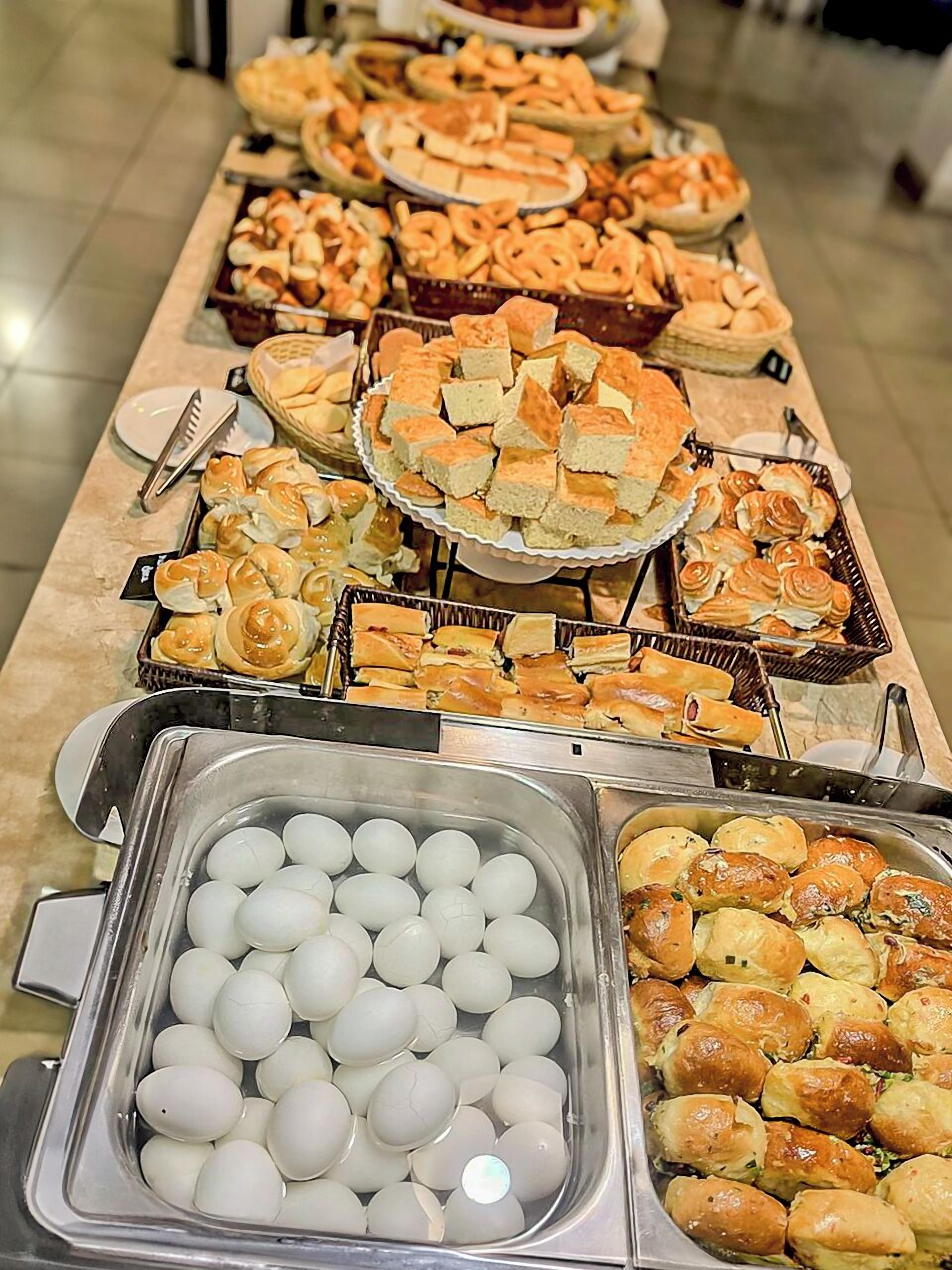 free daily english breakfast