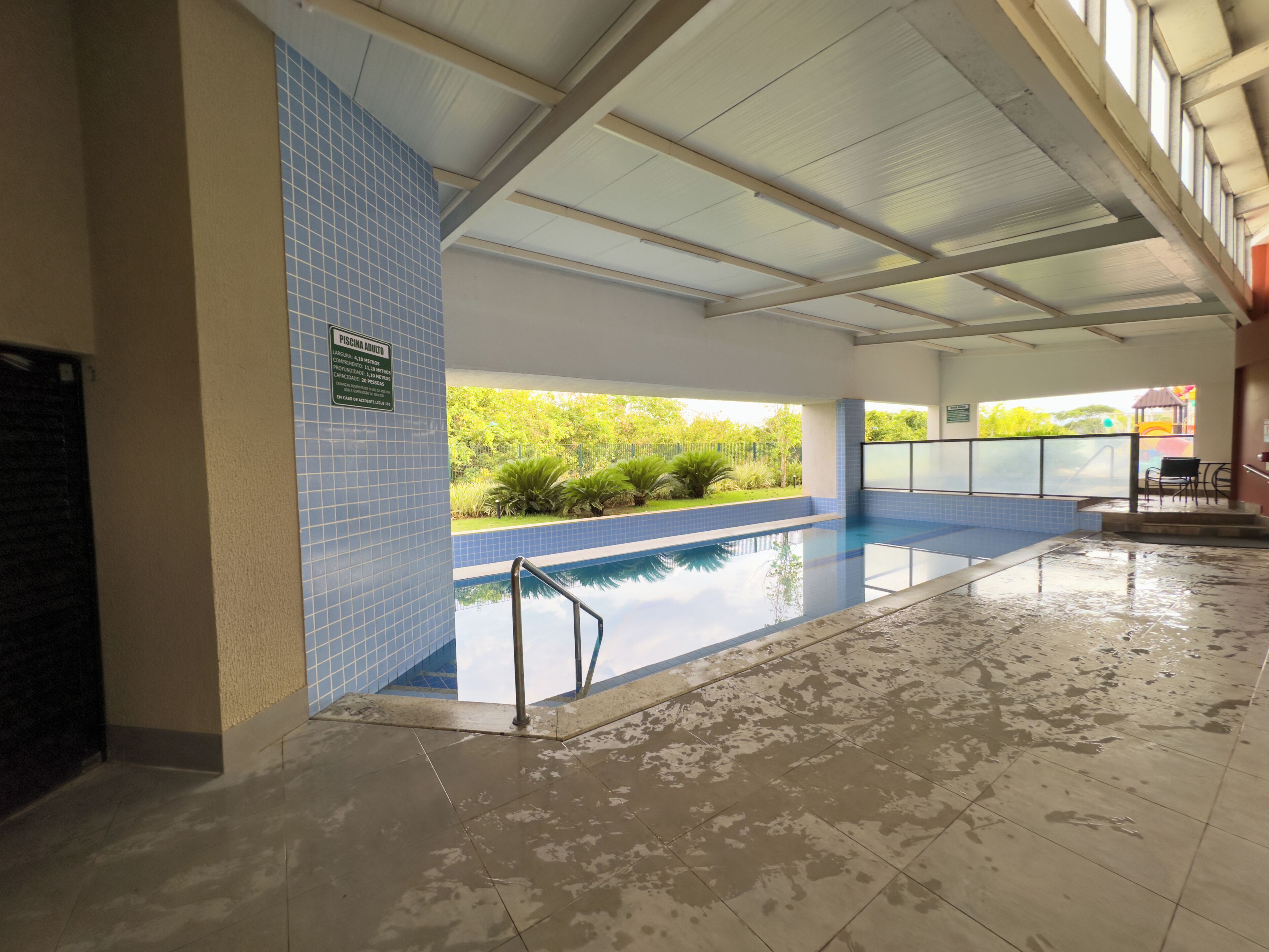 5 indoor pools, outdoor pool, open 7 am to 11 pm, pool umbrellas