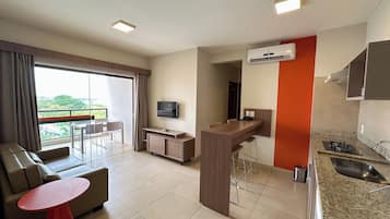 Apartamento Luxo II | Cozinha privada | Micro-ondas, cooktop, talheres/pratos/utensílios de cozinha