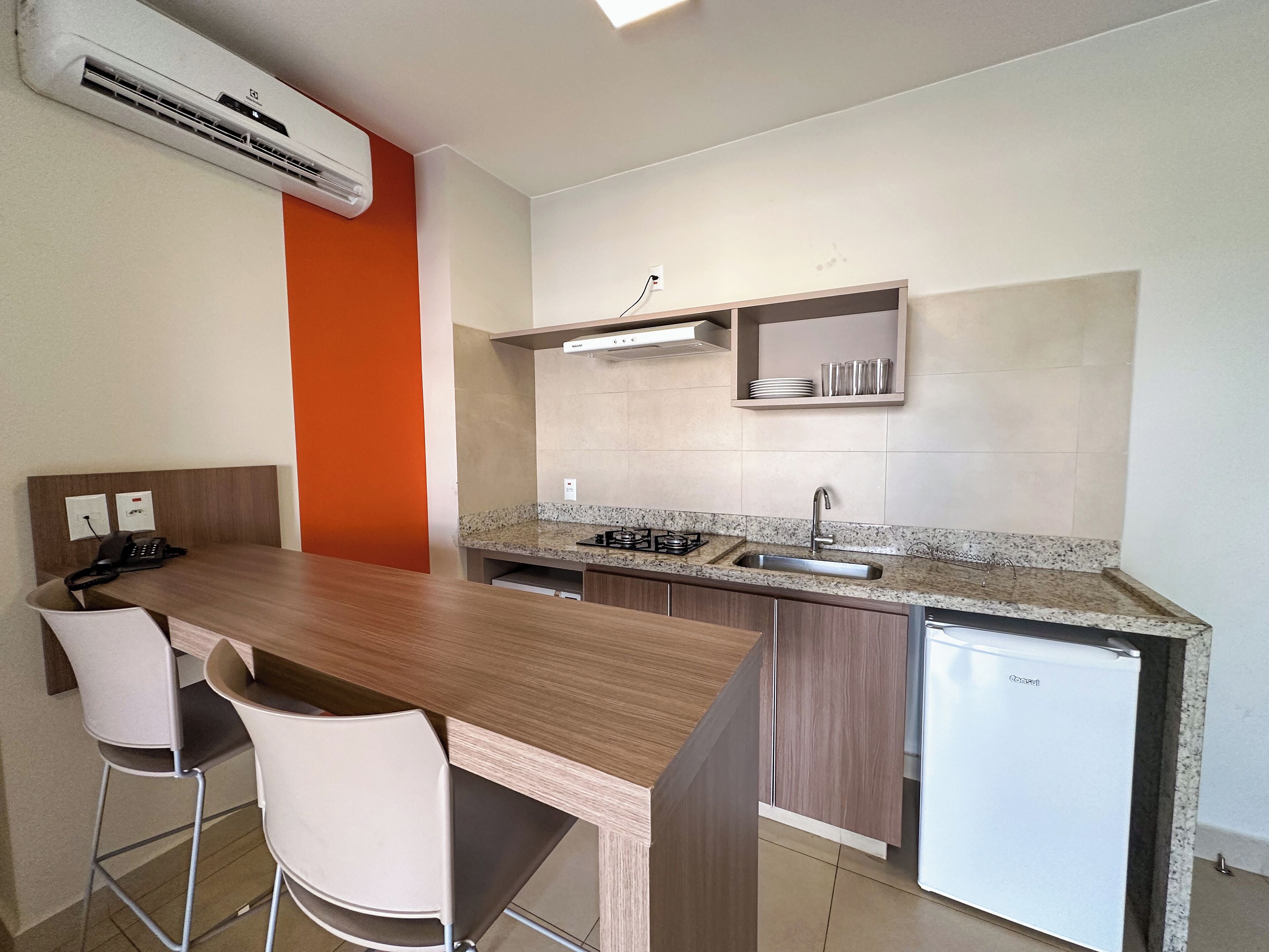 apartamento luxo i | private kitchenette | microwave, stovetop, cookware/dishes/utensils