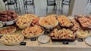 A buffet with various baked goods and pastries. - Alta Vista Thermas Resort (Caldas Novas)