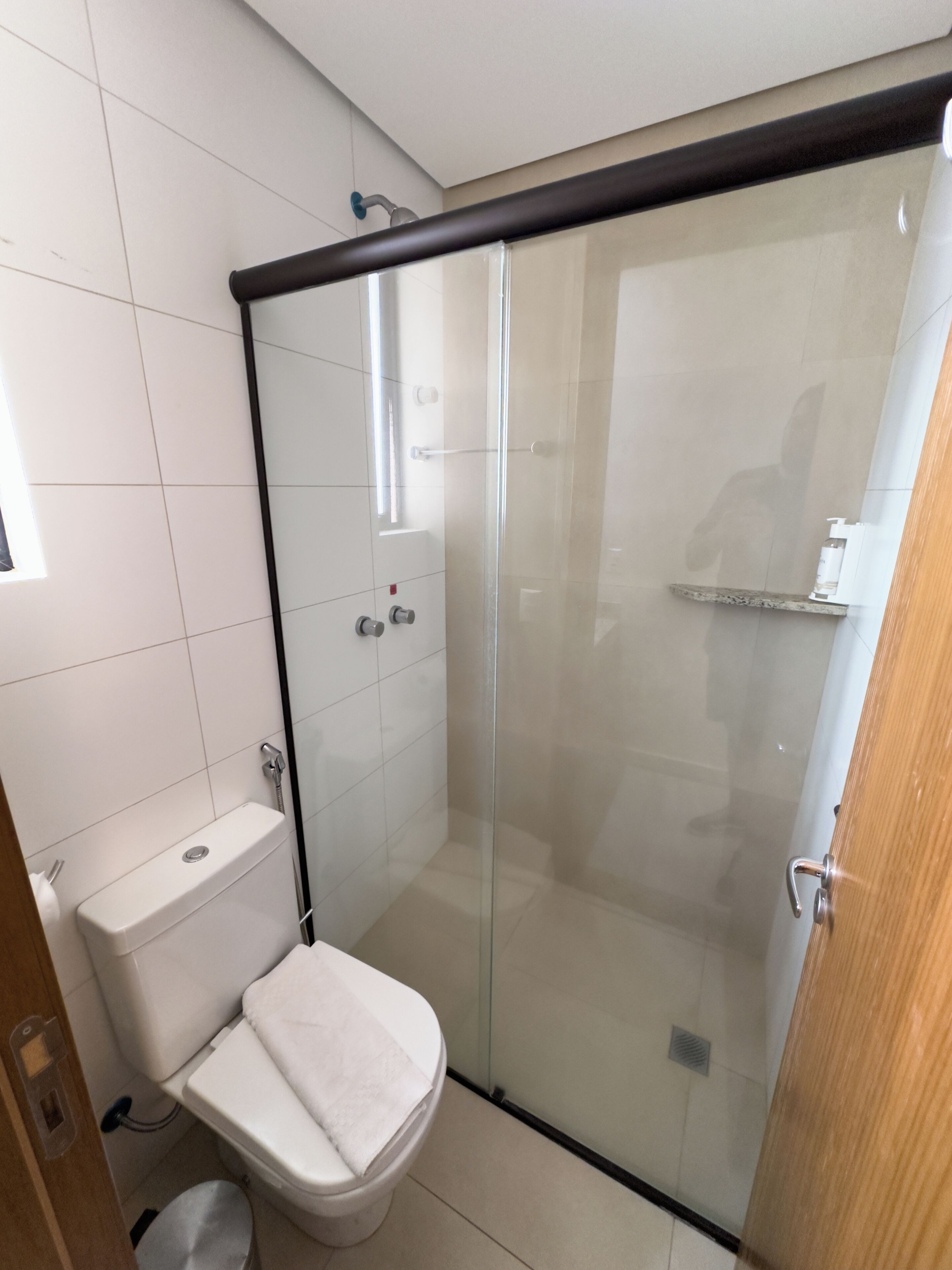 apartamento luxo i | bathroom | shower, free toiletries, towels