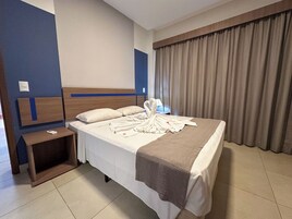 Apartamento Luxo II | Minibar, blackout drapes, soundproofing, free WiFi