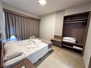 Deluxe appartement, balkon | Een minibar, verduisterende gordijnen, geluiddichte muren, gratis wifi