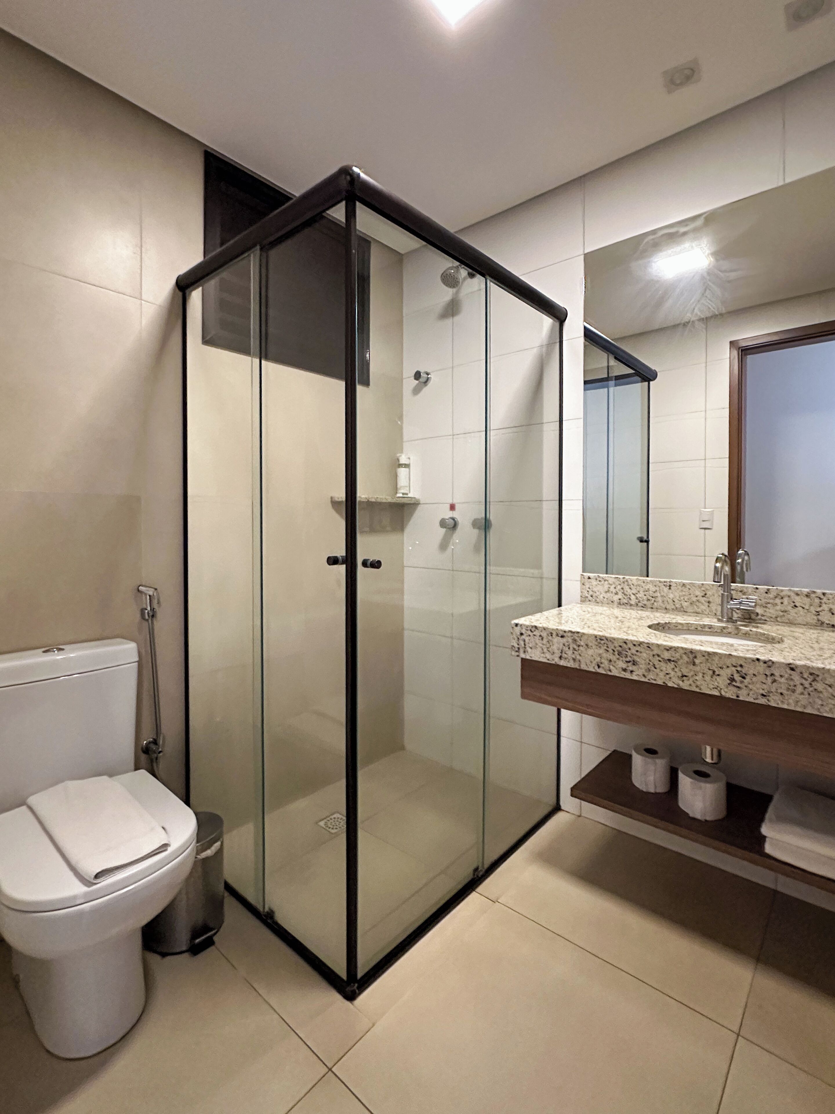 apartamento luxo ii | bathroom | shower, free toiletries, towels