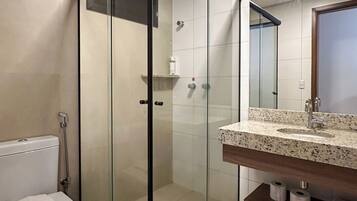Apartamento Luxo II | Bathroom | Shower, free toiletries, towels