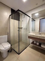 Apartamento Luxo II | Bathroom | Shower, free toiletries, towels