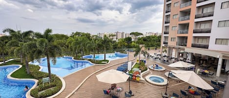 5 piscines couvertes, piscine extérieure, parasols de plage