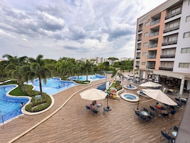 5 Innenpools, Außenpool, Sonnenschirme, Liegestühle