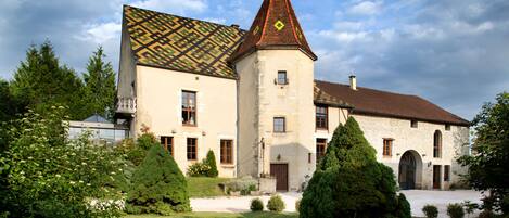 Vista frontal de la propiedad