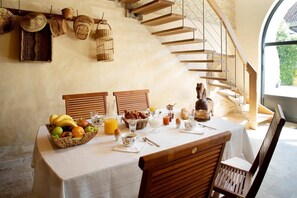 Free daily continental breakfast - L' Hôte Antique (Pichanges)