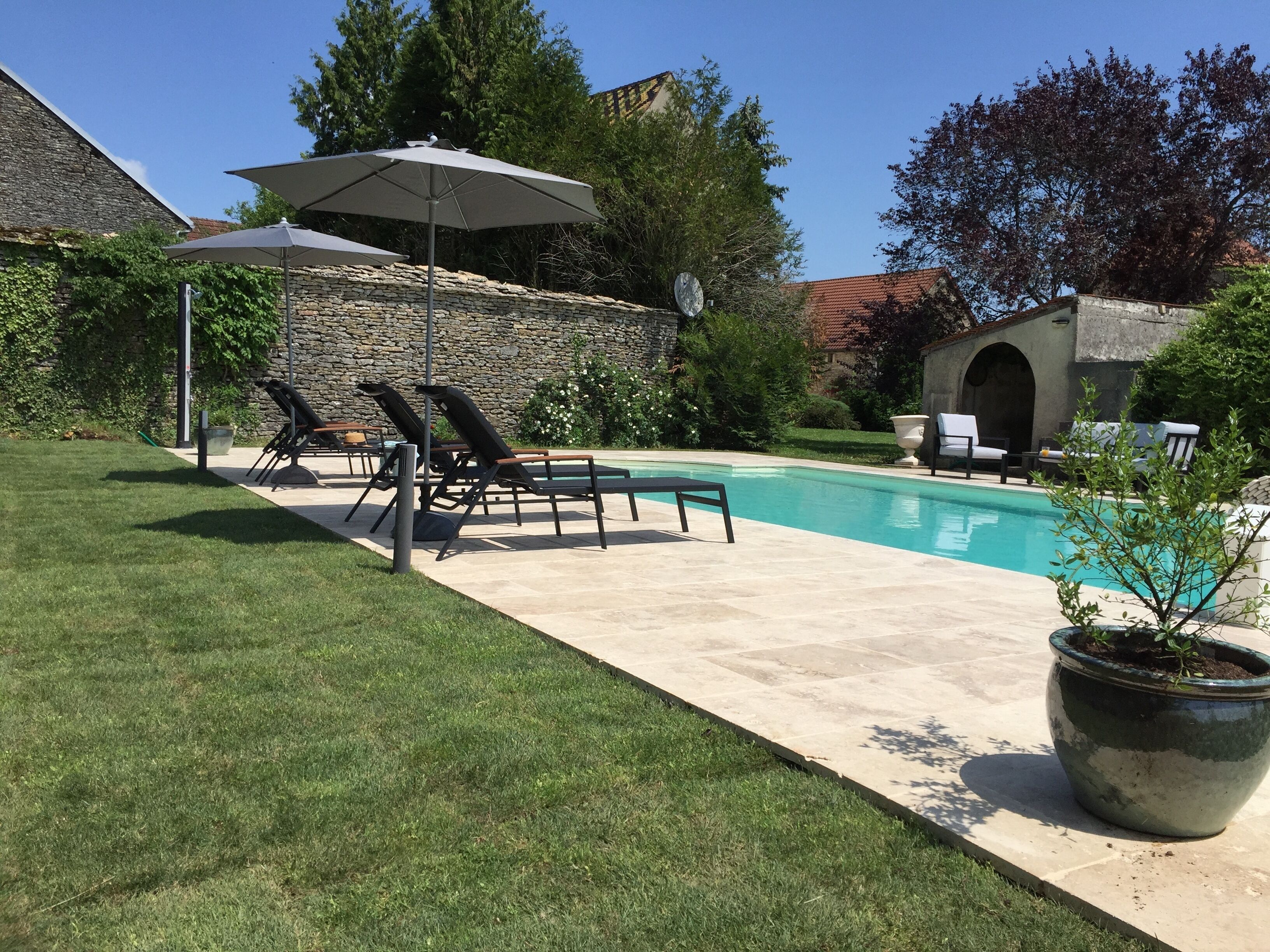 Een seizoensgebonden buitenzwembad