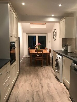 House, 4 Bedrooms | Private kitchen