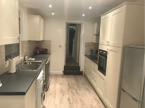 独立别墅, 4 间卧室 | 私人厨房 | 冰箱、微波炉、烤箱、炉灶