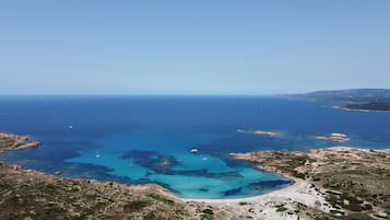Una spiaggia nelle vicinanze