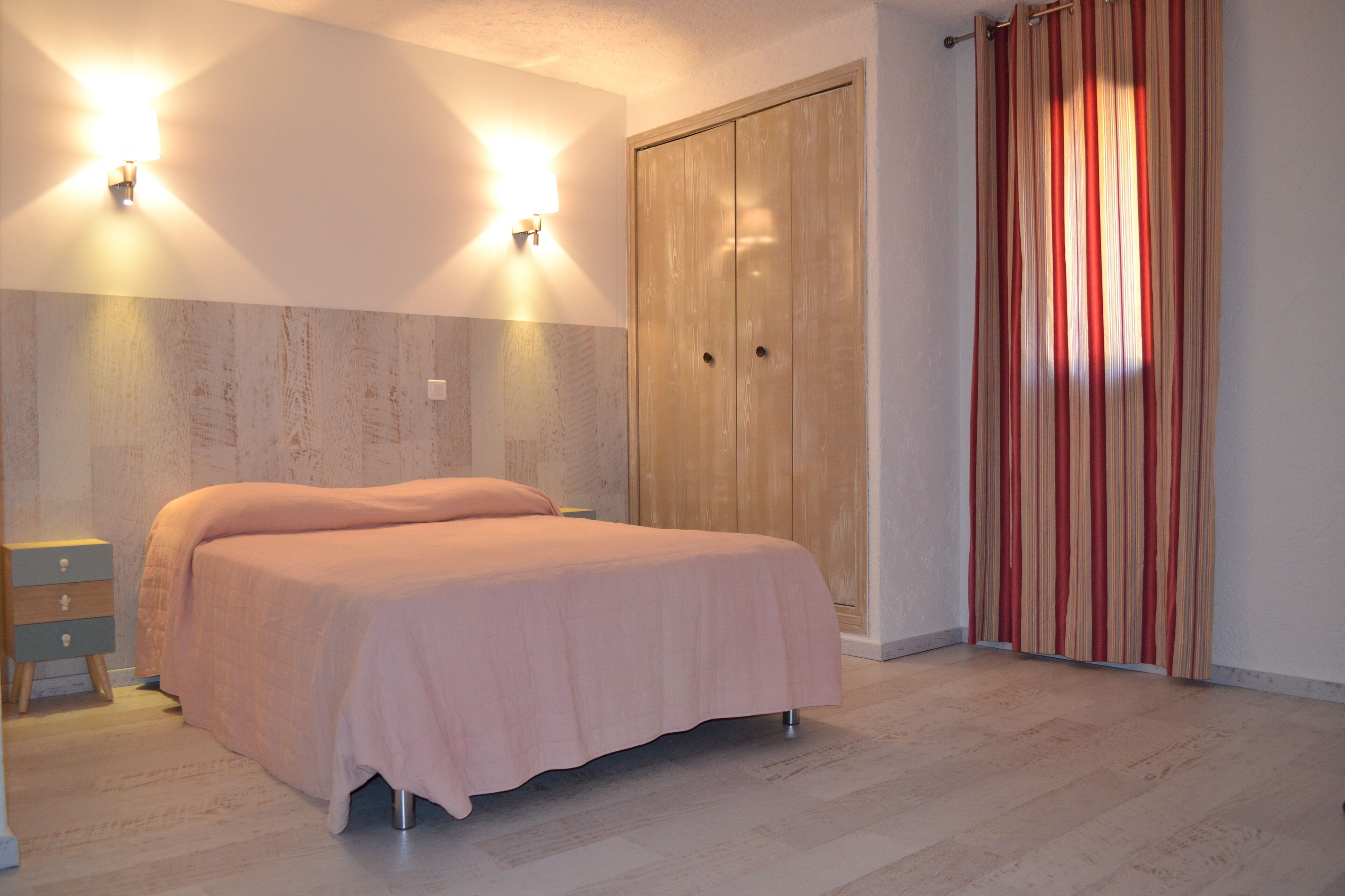 Individuell dekoriert, individuell eingerichtet, schallisolierte Zimmer