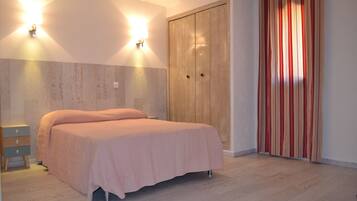 Individuell dekoriert, individuell eingerichtet, schallisolierte Zimmer