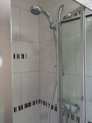 Departamento, 1 habitación | Regadera en el baño