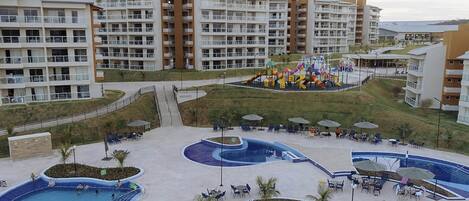 6 albercas techadas, alberca al aire libre y camastros
