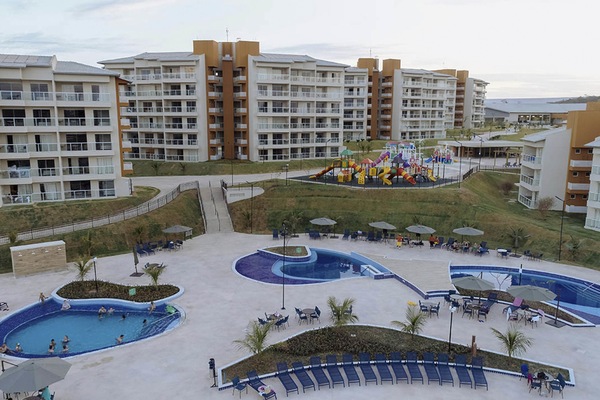 6 albercas techadas, alberca al aire libre y camastros