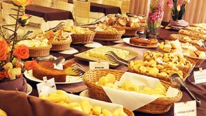 Una mesa de buffet con diferentes alimentos y etiquetas.