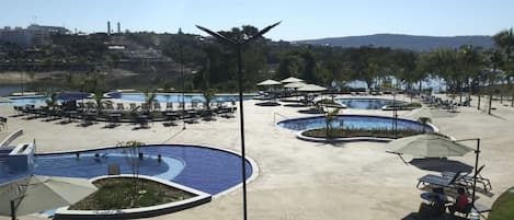 6 piscinas techadas, una piscina al aire libre