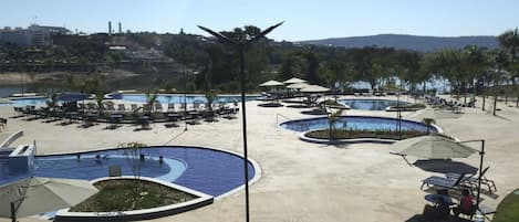 6 piscinas internas, piscina externa, espreguiçadeiras